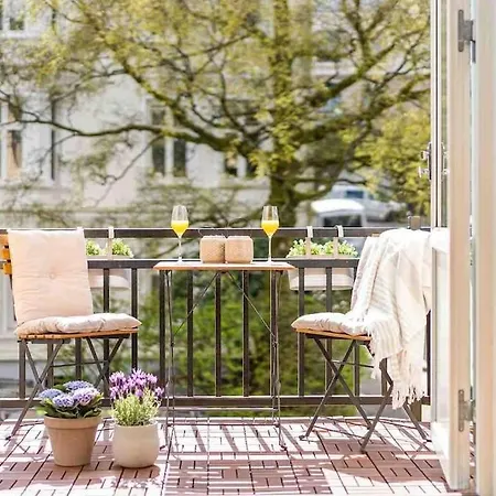 Luxurious Retreat In The Middle Of Center Apartment *